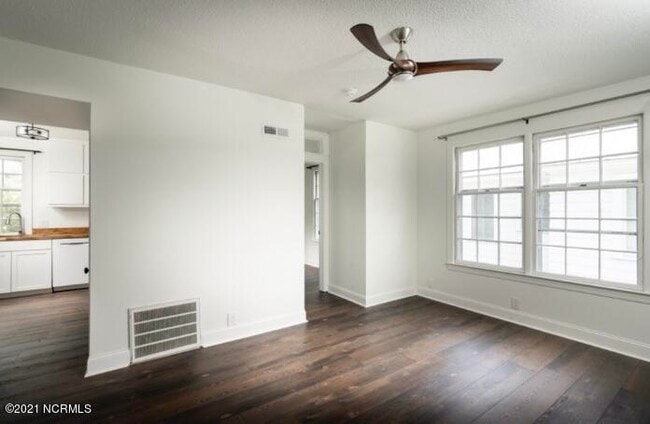 Building Photo - 208 Metcalf St