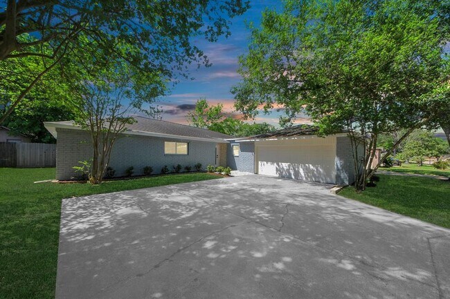 Foto del edificio - 14223 Ella Lee Ln