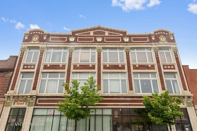 Building Photo - 2544 W North Ave