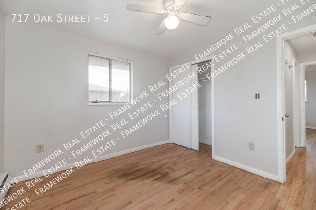 Building Photo - 717 Oak St