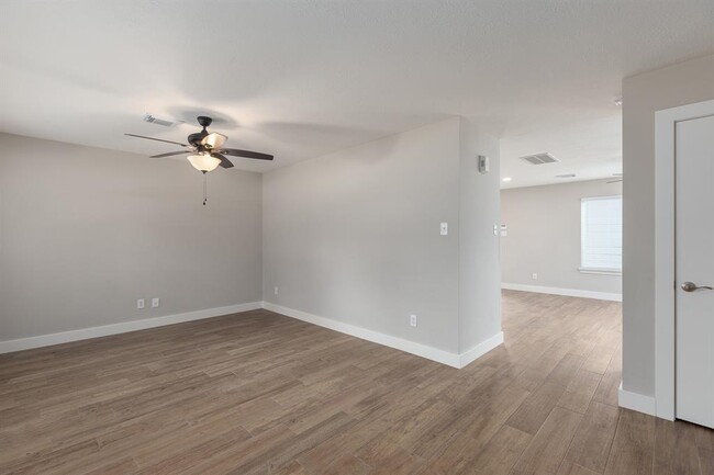 Building Photo - 6815 Kingwood Glen Dr