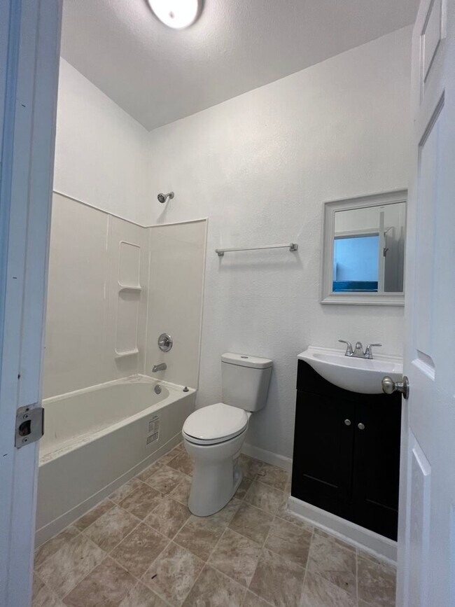 Foto del edificio - Cute Spacious 1 bedroom 1 bath available now