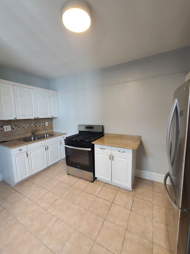 Foto del edificio - Three Bedroom one bath with off street parking