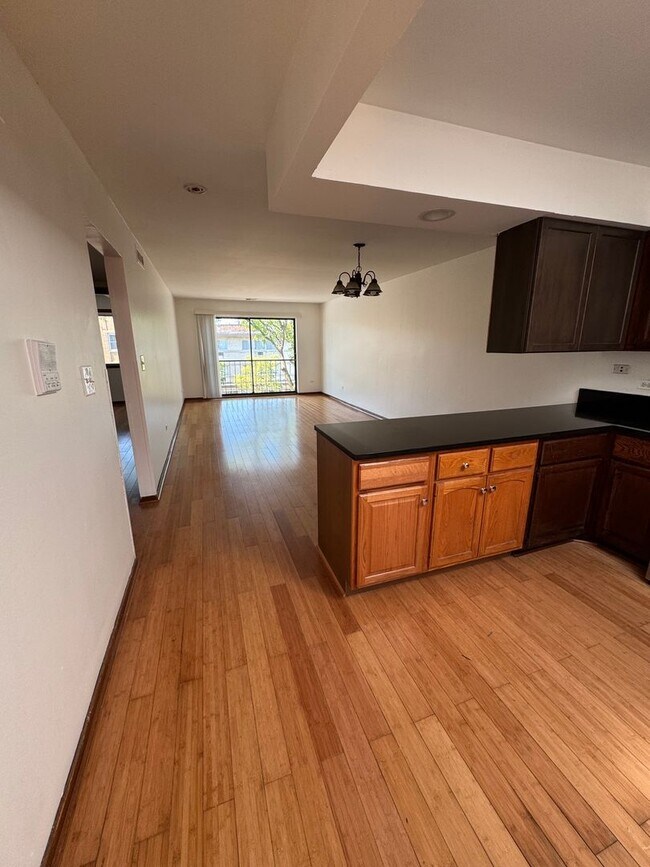 Foto del edificio - Spacious 2BR Townhome in West Ridge – 1,80...