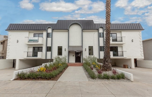 Building Photo - 1330 N Martel Ave