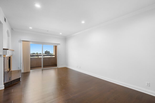Building Photo - 540 E Angeleno Ave