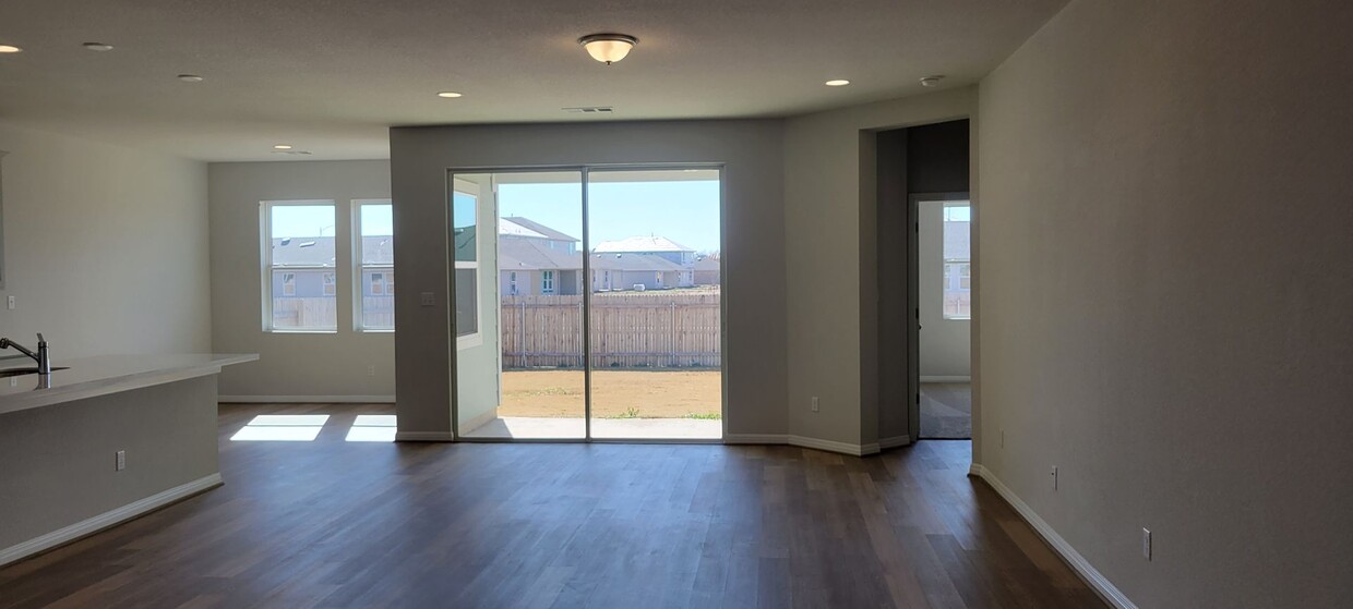 Foto principal - Open Floor Plan, Close to Shopping, Fenced...