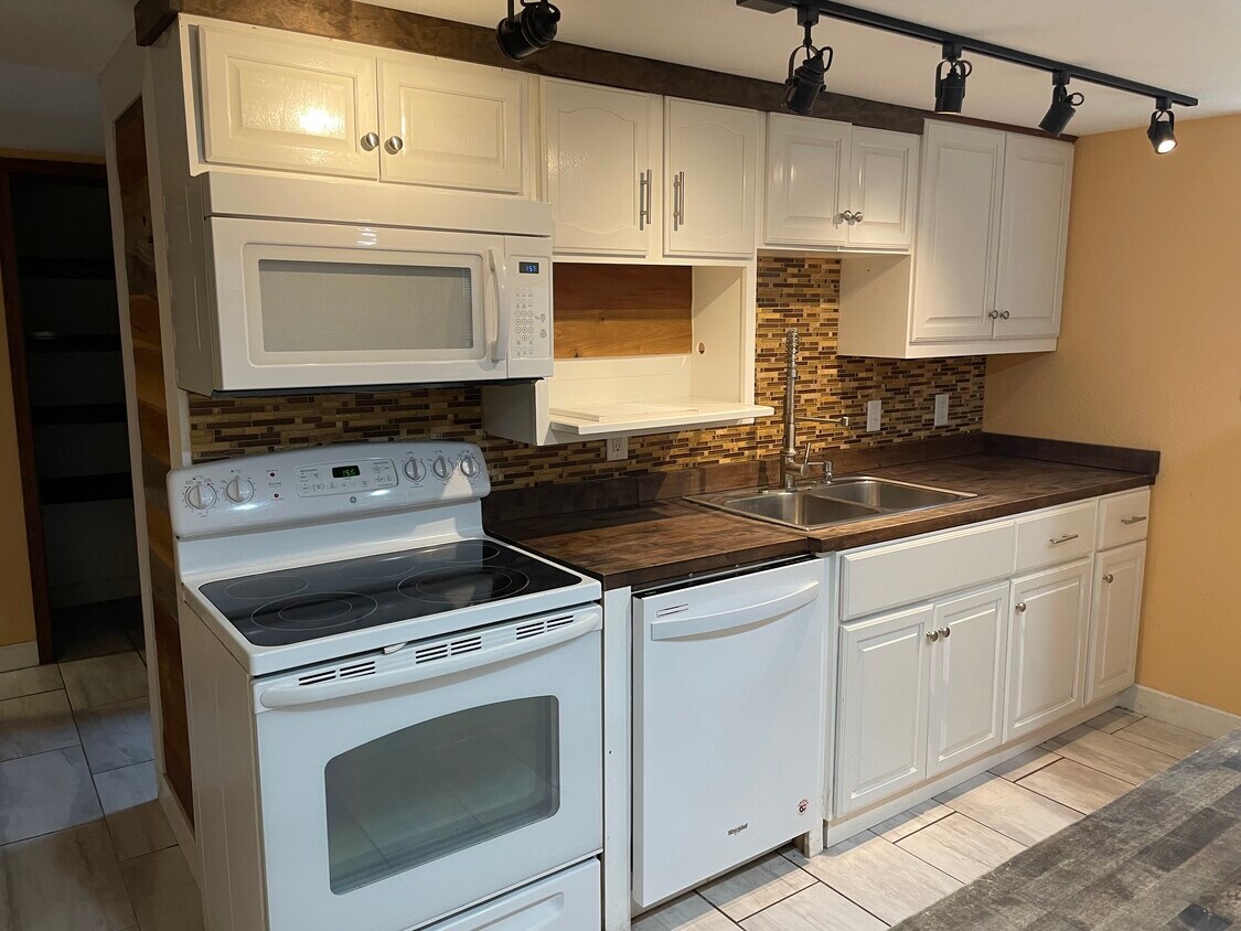 Kitchen stove Microwave Dish Washer - 2940 N 63rd St