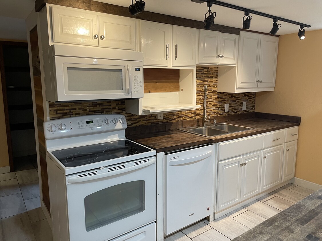 Kitchen stove Microwave Dish Washer - 2940 N 63rd St