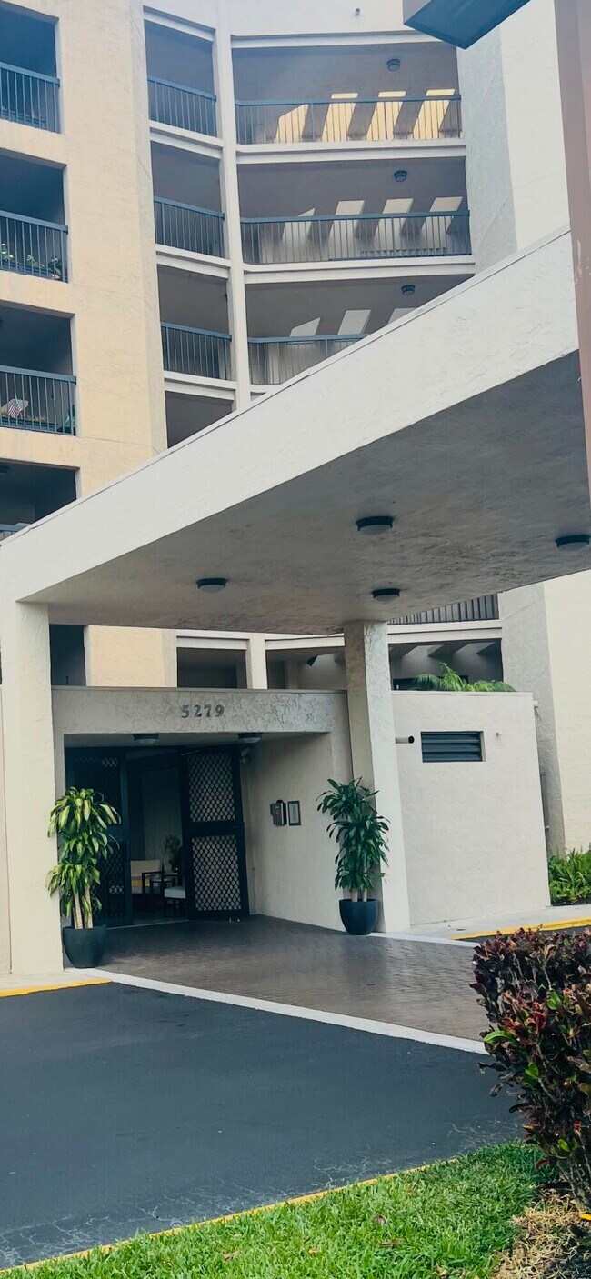 Foto del edificio - 5279 Fountains Dr S