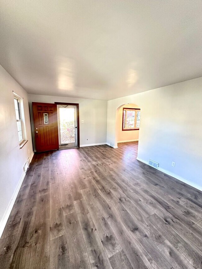 Foto del edificio - Updated 3 Bedroom in Penn Hills - Off-Street Parking, Nice Backyard - Available Now!