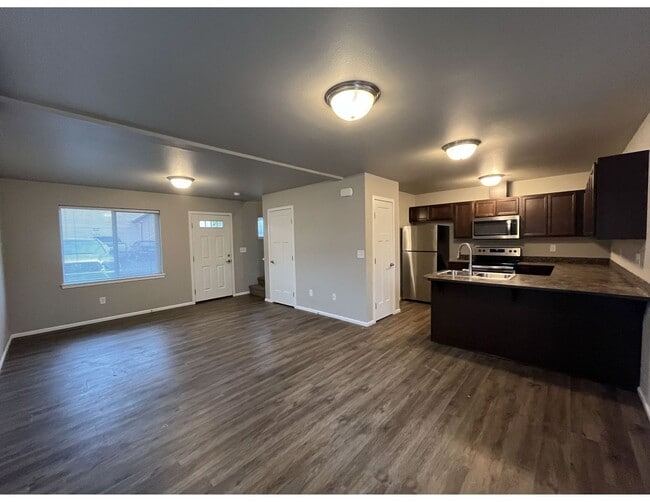 Building Photo - Spacious 3 bedroom, 1.5 bathroom Unit