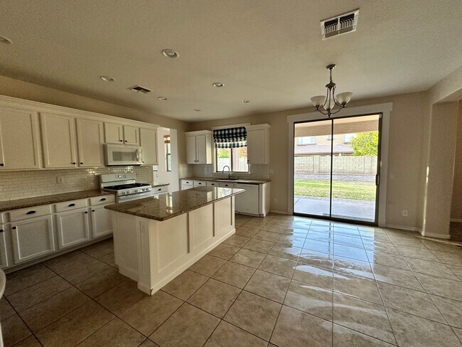 Building Photo - 1502 E Bluebird Ct