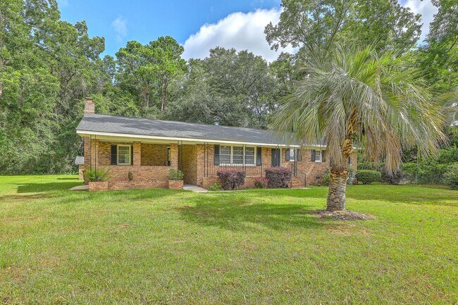 Foto del edificio - Spacious and Charming Brick Ranch in the H...