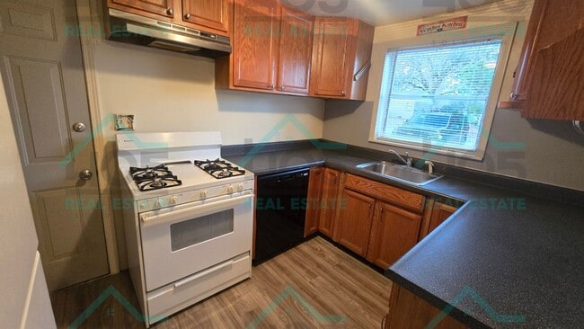 Building Photo - 2 Bedroom Home