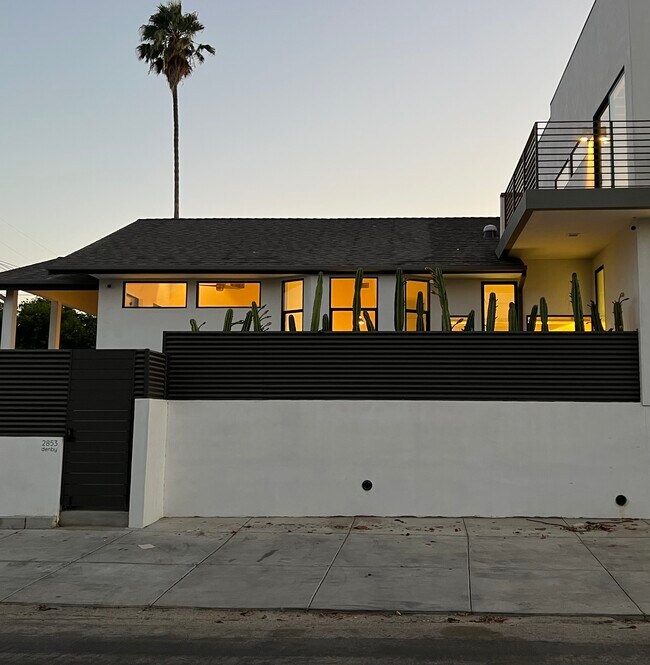 Foto del edificio - 2853 Denby Ave
