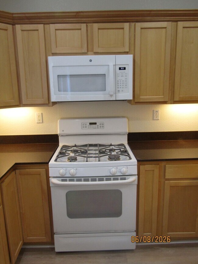 Foto del edificio - Great 3 bed 2.5 bath single family home in Windsor! Brand New Flooring and Paint!