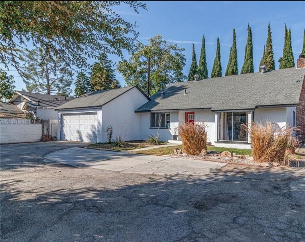 Primary Photo - 5005 Acacia St