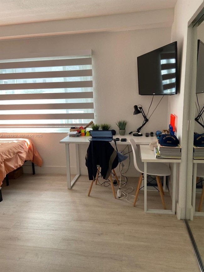 Foto del edificio - 677 NE 24th St