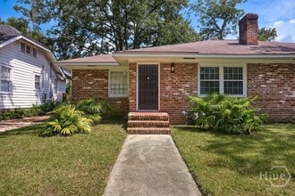 Building Photo - 916 Maupas Ave