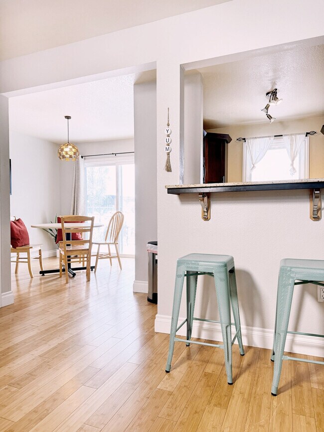 Foto del edificio - 319 W 12th Ave