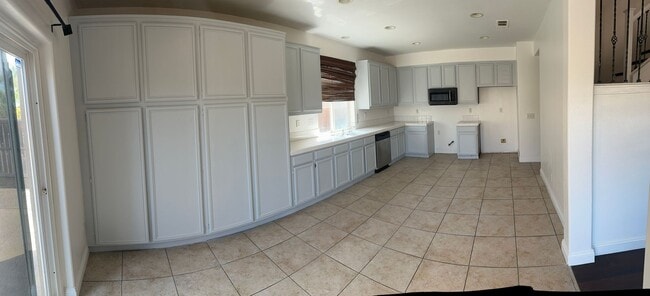 Building Photo - Perfect 4 Bedroom / 3 Bathroom Perris Home