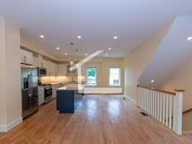 Building Photo - Beautiful Townhouse with Luxury Finishes, ...
