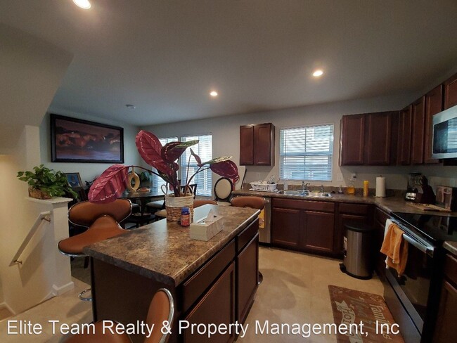 Building Photo - 3 br, 2.5 bath House - Jeffrey St 106