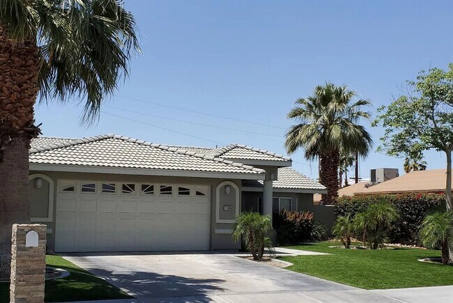 Building Photo - Beautiful 4-Bedroom Home with Pool in Cath...