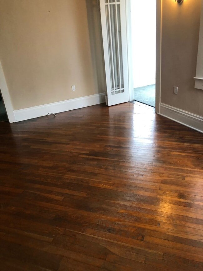 Building Photo - University Gardens 1BR/1BA unit in Triplex