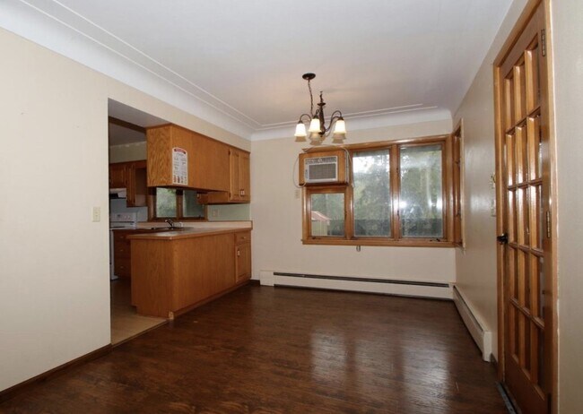 Building Photo - Very Spacious 3 bedroom Brick Rambler