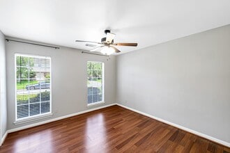 Building Photo - 614 Val Lena Dr