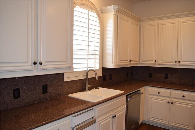 Building Photo - 123 Greenhill Trail S