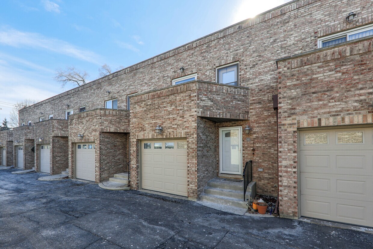 479 N Addison Ave, Elmhurst, IL 60126 Townhome Rentals in Elmhurst IL