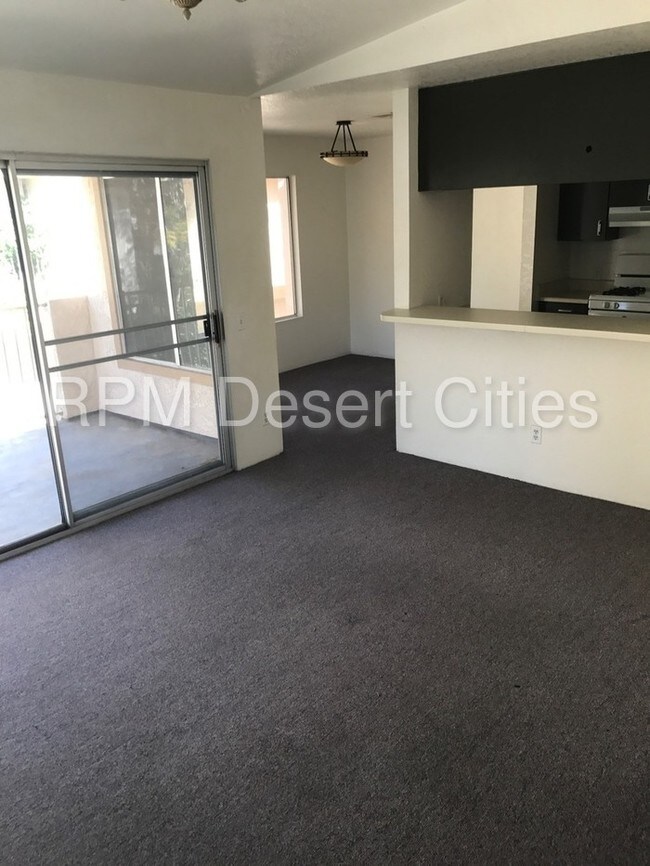 Building Photo - El Paseo Townhome