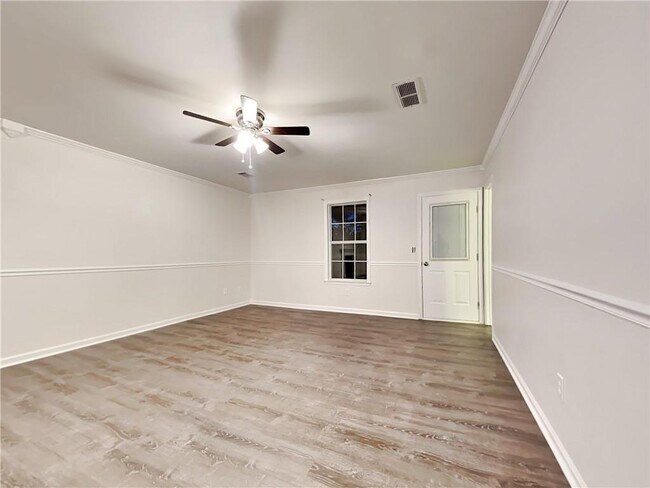 Building Photo - 982 Forest Glen