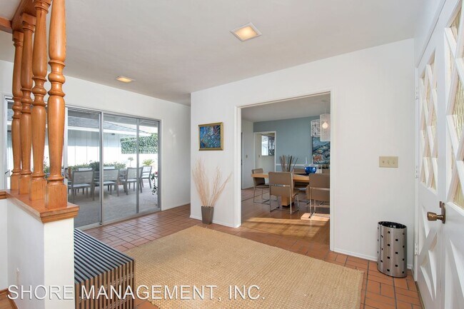 Building Photo - 3 br, 2.5 bath House - 1375 MUIRLANDS VIST...