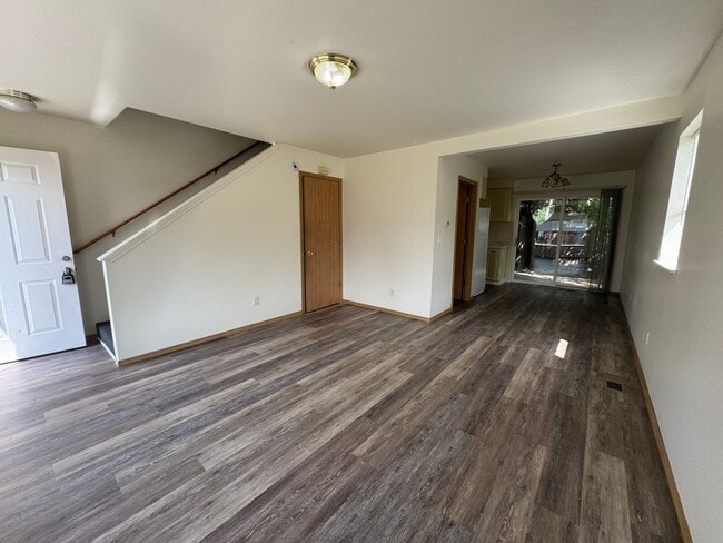 Building Photo - 2 Bed 1.5 Bath Unit!