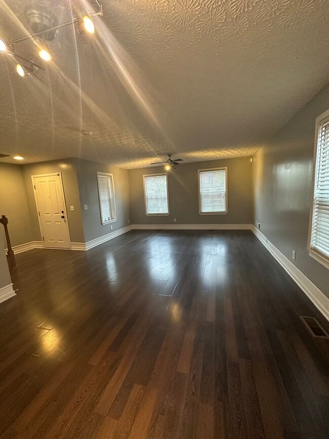 Building Photo - Introducing a stunning three-bedroom, two and a half bathroom home for rent in Columbus, OH!