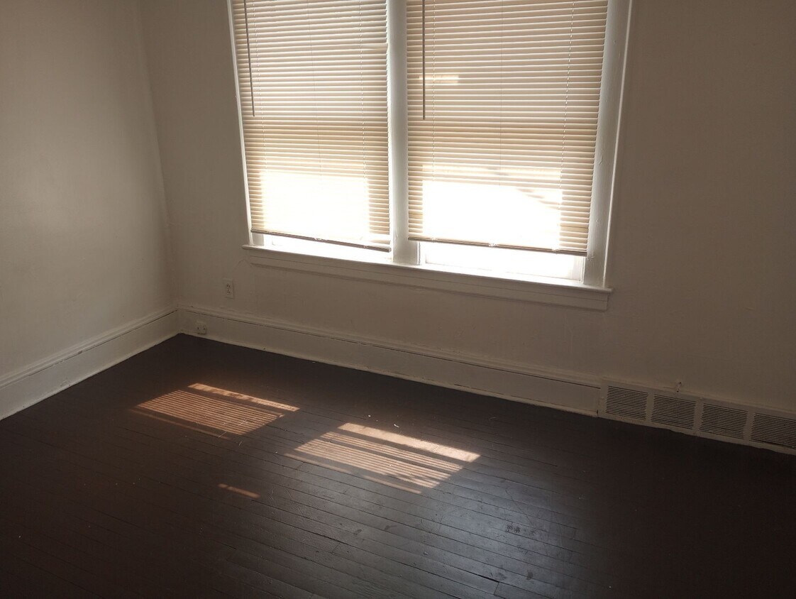 Foto del edificio - 9701 Manor Ave