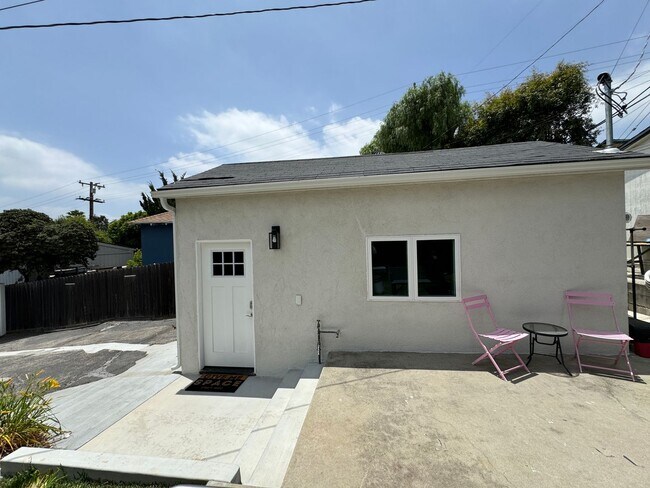 Building Photo - Altadena Gem
