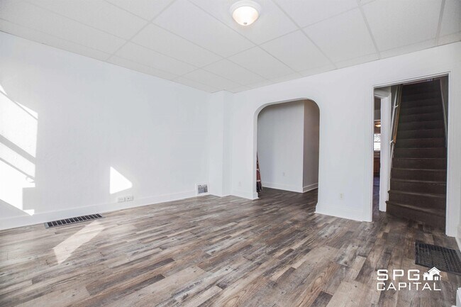 Building Photo - 729 Manor St