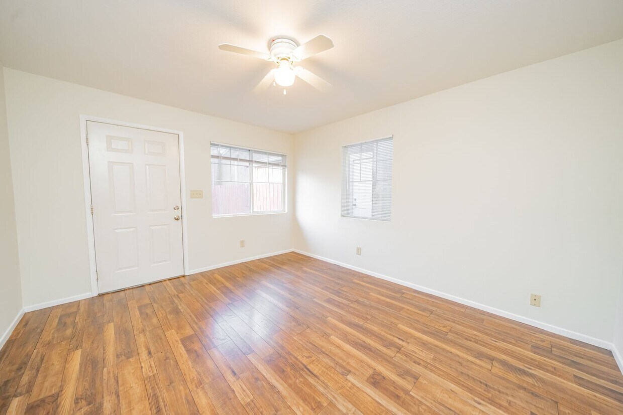 Foto principal - 1215 E 5th St