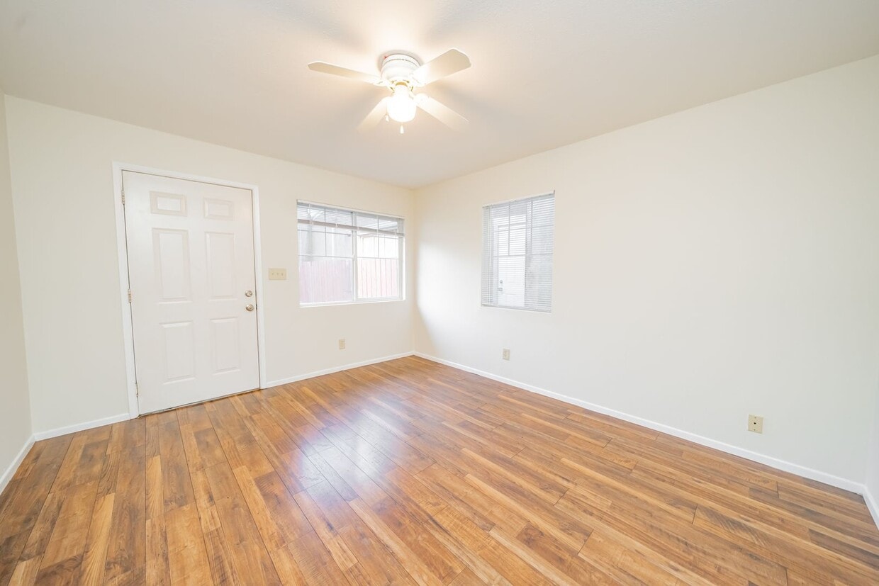 Primary Photo - 1215 E 5th St
