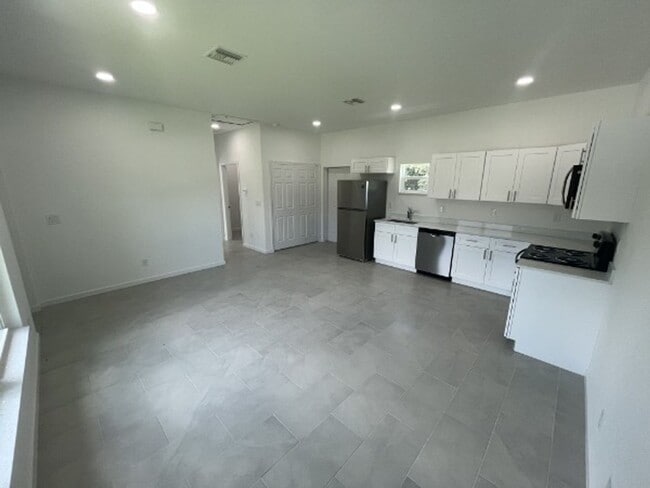Building Photo - 571 Genoa Ave S