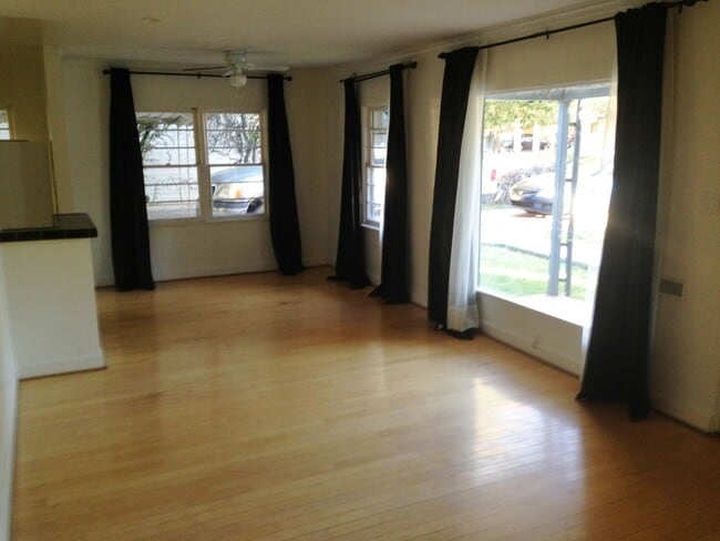 Building Photo - **Spacious 3-Bedroom Home in Tempe**