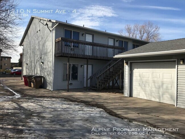 Building Photo - 1210 N Summit Ave