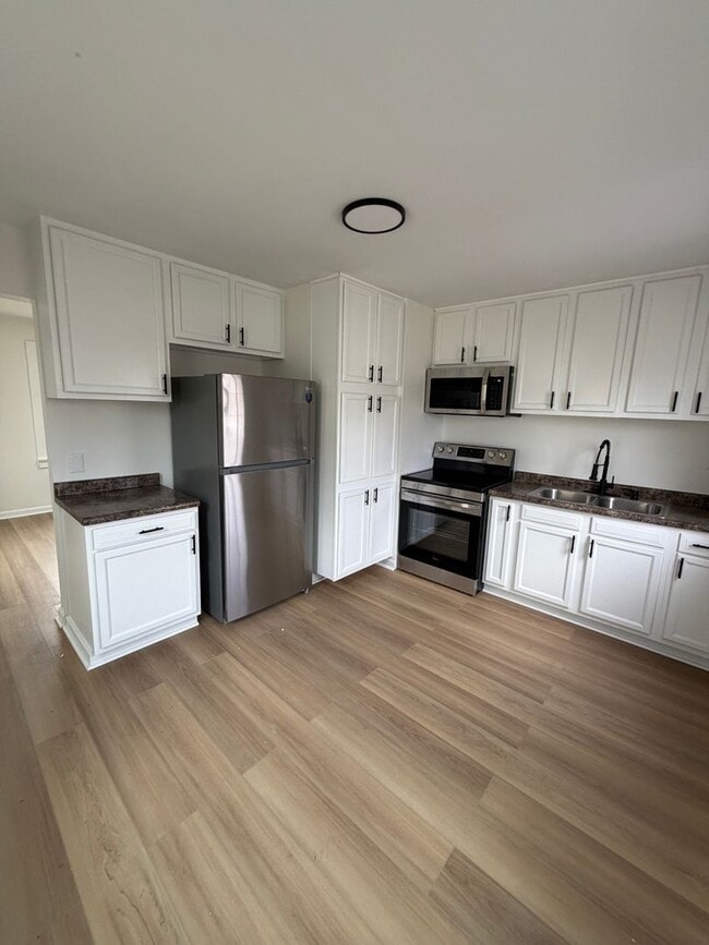 Foto del edificio - Modern Chic Meets Move-In Ready: Your Renovated 3-Bedroom Haven!