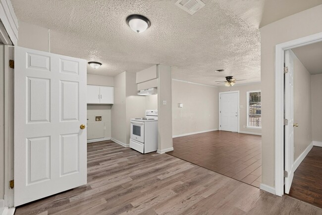 Building Photo - 937 Cleardale Dr