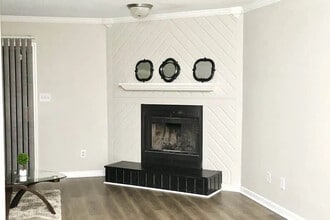 Building Photo - Room in Condo on Forest View Dr